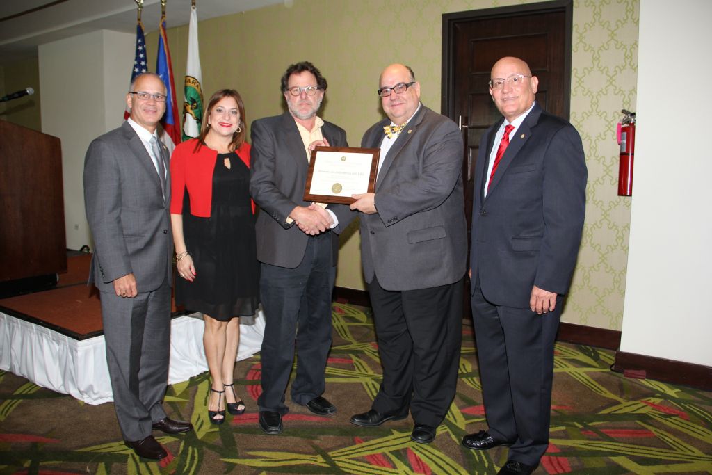 Desde la izquierda: Dr. José Vázquez Barquet, Presidente Electo; Joanellis Fernández, Presidenta del Comité de Nuevos Socios; Michael B. Shulevitz, President, Garments and Embroideries PR LLC; Ing. José M. Izquierdo Encarnación, Presidente de la CCPR; y el Sr. Edgardo Bigas Valladares, Vicepresidente Ejecutivo.