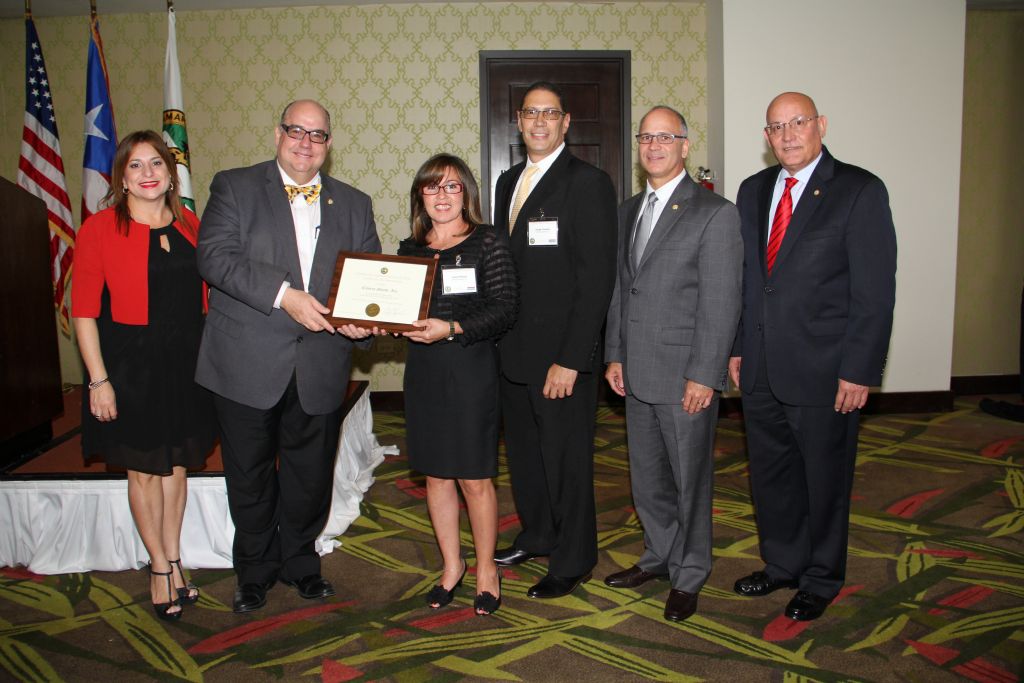 Desde la izquierda: Joanellis Fernández, Presidenta del Comité de Nuevos Socios; Ing. José M. Izquierdo Encarnación, Presidente de la CCPR; Janet Ponce y Jorge Castillo, Camera Mundi, Inc.; Dr. José Vázquez Barquet, Presidente Electo; y el Sr. Edgardo Bigas Valladares, Vicepresidente Ejecutivo.