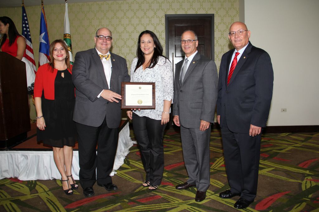 Desde la izquierda: Joanellis Fernández, Presidenta del Comité de Nuevos Socios; Ing. José M. Izquierdo Encarnación, Presidente de la CCPR; Sandra Nieves, Director, Enhanced Technologies, Corp.; Dr. José Vázquez Barquet, Presidente Electo; y el Sr. Edgardo Bigas Valladares, Vicepresidente Ejecutivo.