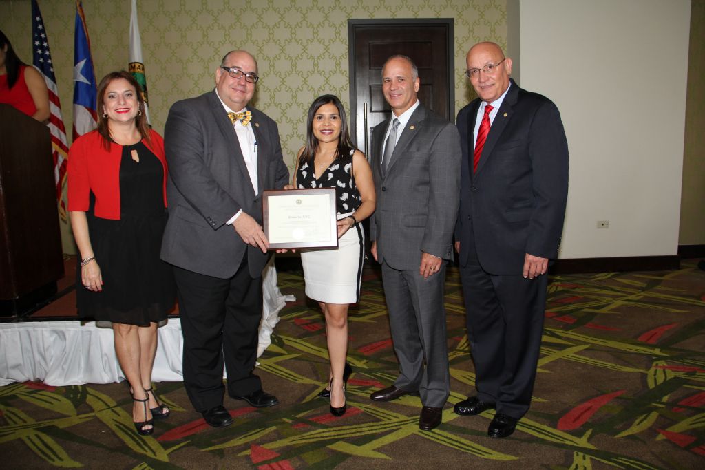 Desde la izquierda: Joanellis Fernández, Presidenta del Comité de Nuevos Socios; Ing. José M. Izquierdo Encarnación, Presidente de la CCPR; Gia Morales, Presidente, Ecowords, LLC; Dr. José Vázquez Barquet, Presidente Electo; y el Sr. Edgardo Bigas Valladares, Vicepresidente Ejecutivo.