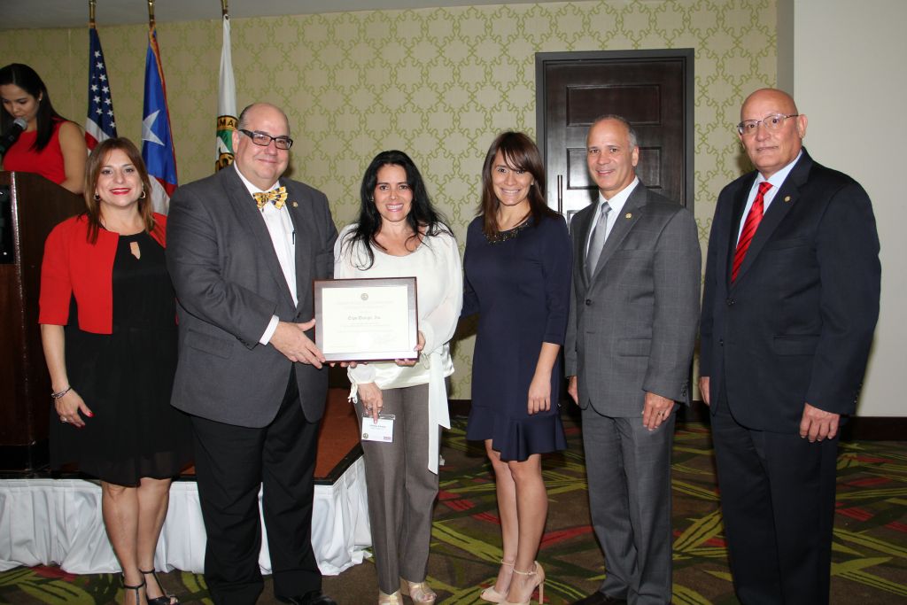 Desde la izquierda: Joanellis Fernández, Presidenta del Comité de Nuevos Socios; Ing. José M. Izquierdo Encarnación, Presidente de la CCPR; Liliana Correa y Lina Lebrón de Expo Design, Inc.; Dr. José Vázquez Barquet, Presidente Electo; y el Sr. Edgardo Bigas Valladares, Vicepresidente Ejecutivo.
