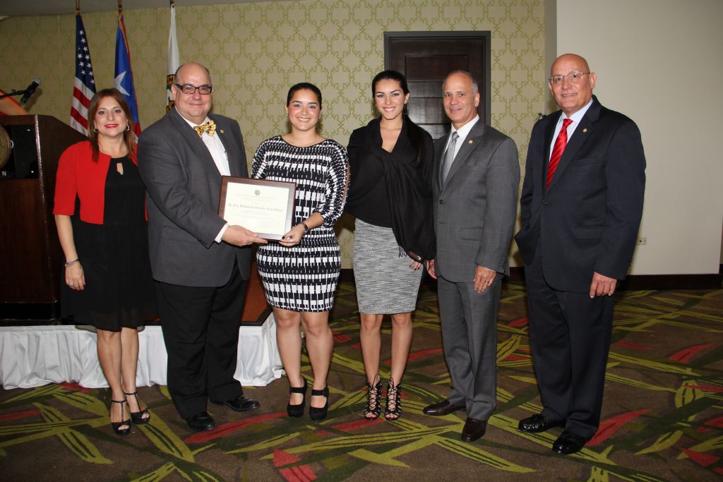 Desde la izquierda: Joanellis Fernández, Presidenta del Comité de Nuevos Socios; Ing. José M. Izquierdo Encarnación, Presidente de la CCPR; Jade Toro y Jo-Ann Toro, Jo-Ann Maldonado González Law Offices; Dr. José Vázquez Barquet, Presidente Electo; y el Sr. Edgardo Bigas Valladares, Vicepresidente Ejecutivo.