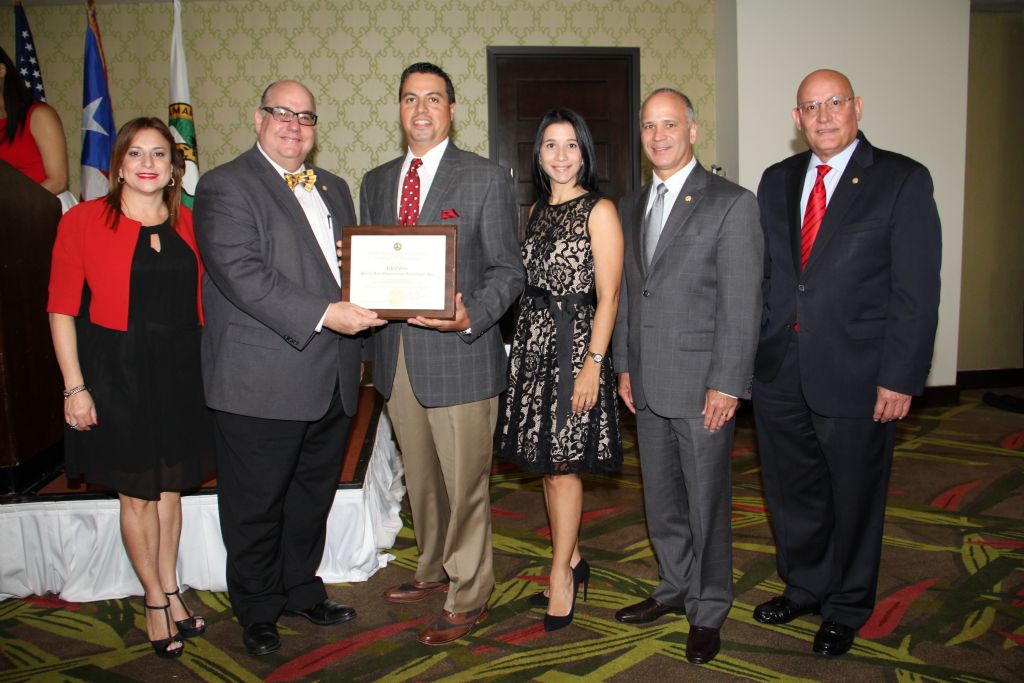 Desde la izquierda: Joanellis Fernández, Presidenta del Comité de Nuevos Socios; Ing. José M. Izquierdo Encarnación, Presidente de la CCPR; Dr. Nabal Bracero y Lcda. Linette Sánchez, PROGyn (Puerto Rico Obstetrics and Gynecology), Inc.; Dr. José Vázquez Barquet, Presidente Electo; y el Sr. Edgardo Bigas Valladares, Vicepresidente Ejecutivo.