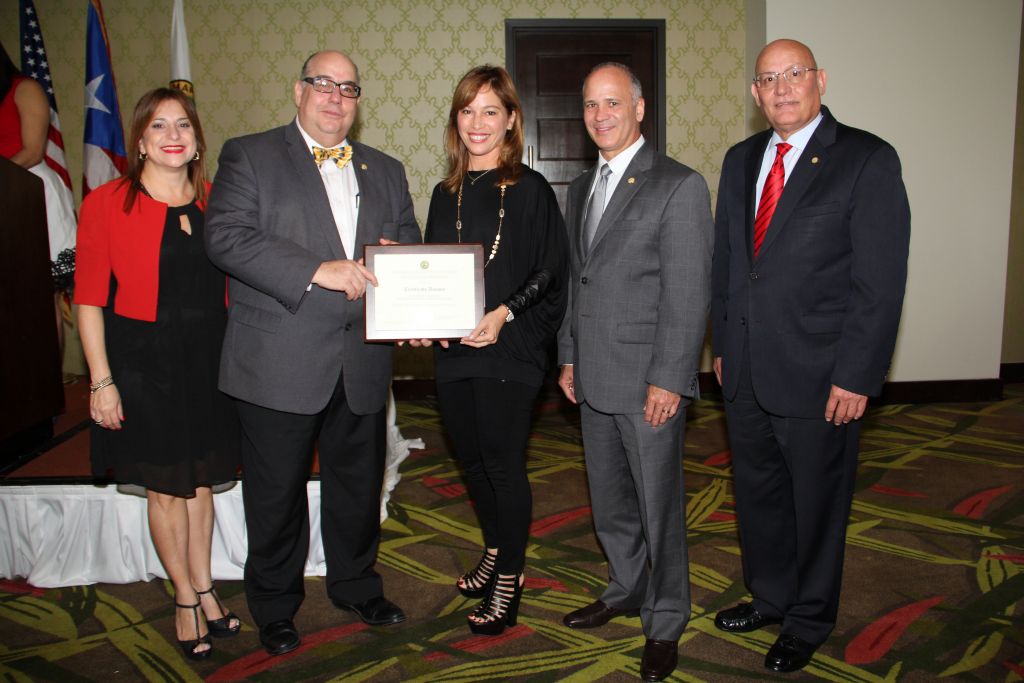 Desde la izquierda: Joanellis Fernández, Presidenta del Comité de Nuevos Socios; Ing. José M. Izquierdo Encarnación, Presidente de la CCPR; Dennisse A. Betancourt, Sylvan Learning Center; Dr. José Vázquez Barquet, Presidente Electo; y el Sr. Edgardo Bigas Valladares, Vicepresidente Ejecutivo.