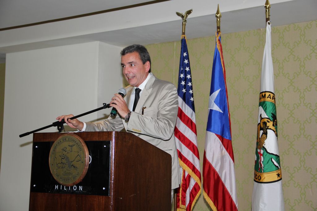 El orador invitado, Felipe Pérez Grajarle, presidente de El Mesón, ofrece su mensaje a los presentes.