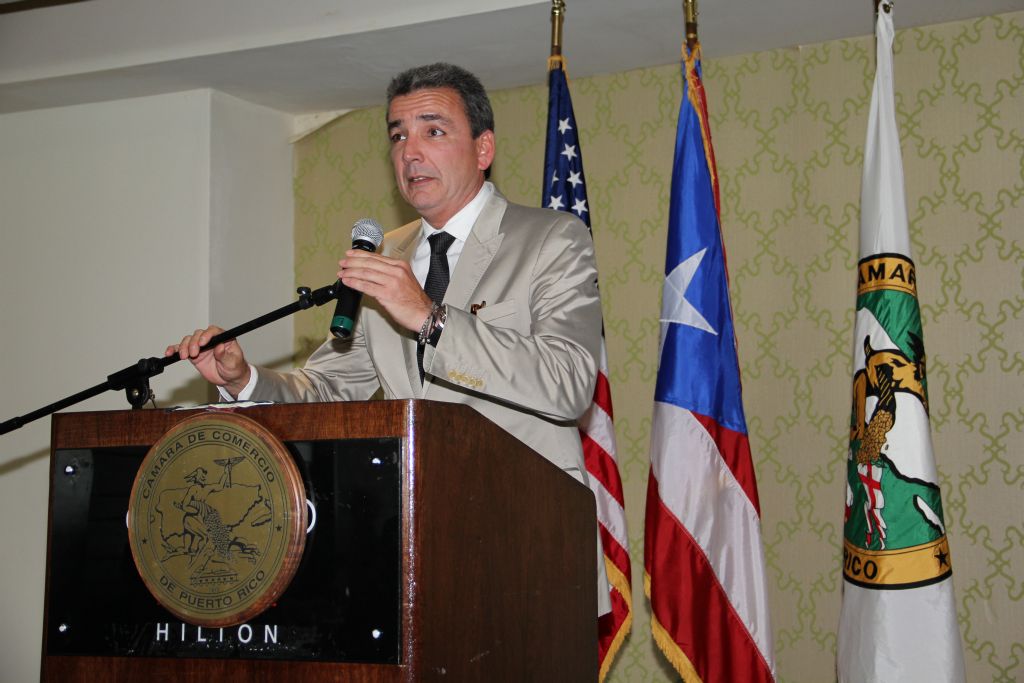 El orador invitado, Felipe Pérez Grajarle, presidente de El Mesón, ofrece su mensaje a los presentes.