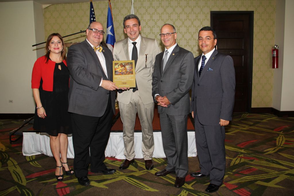 Sra. Joanellis Fernández, presidenta del Comité de Socios; Ing. José Miguel Izquierdo Encarnación, presidente de la CCPR; Sr. Felipe Pérez Grajales, presidente de El Mesón; Dr. José Vázquez Barquet, presidente electo de la CCPR y el Lcdo. Luis Nazario.