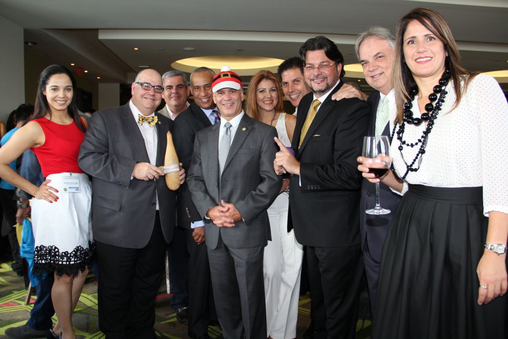 En primera fila, miembros de la Junta Directiva de la CCPR: Lcda. Margaret Ramírez, directora; Ing José Miguel Izquierdo Encarnación, presidente; Dr. José Vázquez, presidente electo; Sr. Frank Medina, primer vicepresidente; Lcdo. Jorge M. Cañellas, CPA, expresidente inmediato y la Sra. Luz B. Otero, asesora del presidente. En segunda fila: Sr. Cecil Regalado, presidente & CEO, Consulting Resources Group, Inc; Sra. Monsy Irizarry, gerente de desarrollo de la CCPR y el Sr. Tony Quevedo, presidente Comité Bienes Raíces de la CCPR. 